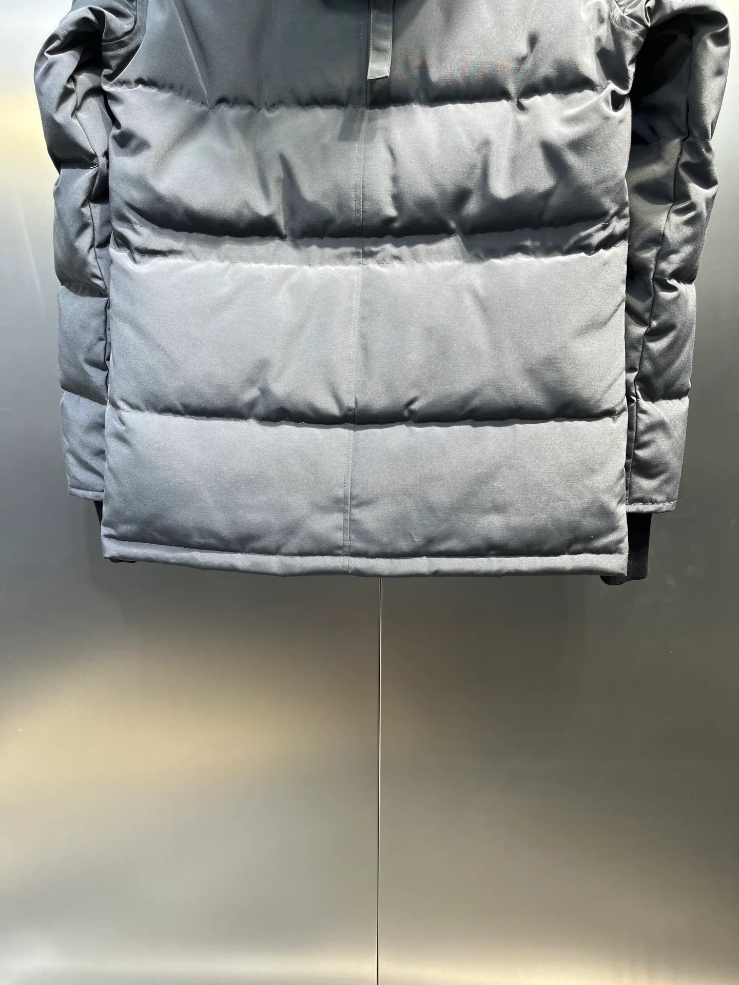 P860 Canada Goose Canada # Expedition04 Parker, a treasure of Canadian origin! Limited supply worldwide! Canada Goose Model 04 is a top-notch couple model, polar cold-proof outdoor series fur collar detachable hooded parka down jacket, the first Goose in 2024. I hope my partners like the top quality, and I hope everyone can evaluate it together! The most popular cool items of the Big Goose family in 2024 are online. The same popular product of Yi Yang Qianxi is said to be a joint limited edition Big Goose that cannot be bought in autumn and winter. If you dislike the sameness of the Big Goose in the past, then this model will definitely give you a different experience! This year's most powerful couple's collection for autumn and winter is online, a top-notch luxurious ready-to-wear style, paired with an outdoor warm down jacket with great style and charm! The most standard and classic items of the Daye family in the past two years are equipped with unique reflective stripes for embellishment, which further shows the high-end fashion performance effect. With the embellishment of hardware buckles, it has excellent performance effect. The upper body is clean, simple and elegant, even for urban leisure. It is suitable for various occasions. Designed with large pockets, this model has a large capacity and is equipped with reflective stripes, making it safer at night. It is suitable for various adventure activities. It is made of windproof and waterproof technical materials. The interior is filled with full white duck down, which is absolutely cold-proof and warm. It also has a stand-up collar design and fine fluff at the collar, with meticulous attention to detail! The charm of this model is also more spiritual, and the upper body has more temperament and specifications. It perfectly shows the ultra-high standard of fashionable performance of this model, integrating outdoor and life, and you can even create high-street wear! The most pinnacle limited-edition goose that we have presented so far, both in terms of design and detailed materials, it is completely outstanding. The grand and evergreen version design is matched with cool reflective elements. The overall appearance can be said to be quite high, and it has that kind of powerful outdoor performance! It combines high-end casual attributes with high-street style. It is high-grade, domineering, warm, and beautiful. The visibility of the upper body is quite strong, and the configuration of the owl element is highly brand-recognizable. It fully complements the overall brand performance and visual effects, and also has the high-end sense of fashion and fashionable performance. It is a must-buy product because it is the most awesome down brand on the planet and one of Canada's three national treasure brands. It is also a sentimental down luxury brand. In the field of polar cold-proof clothing, Goose has made an irreplaceable contribution... Size: xs s m l xl